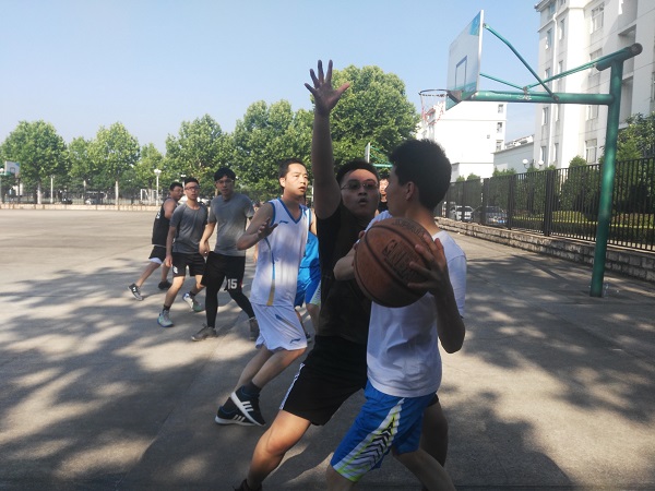 dg试玩平台举行欢送2018届毕业生师生篮球赛