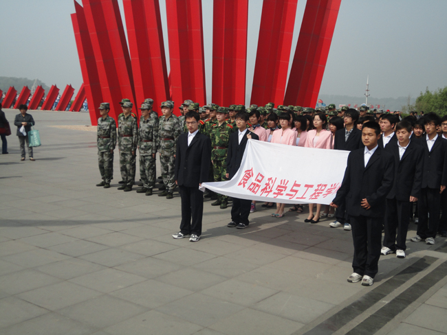 dg试玩平台学生参加纪念渡江战役胜利暨南京解放62周年活动